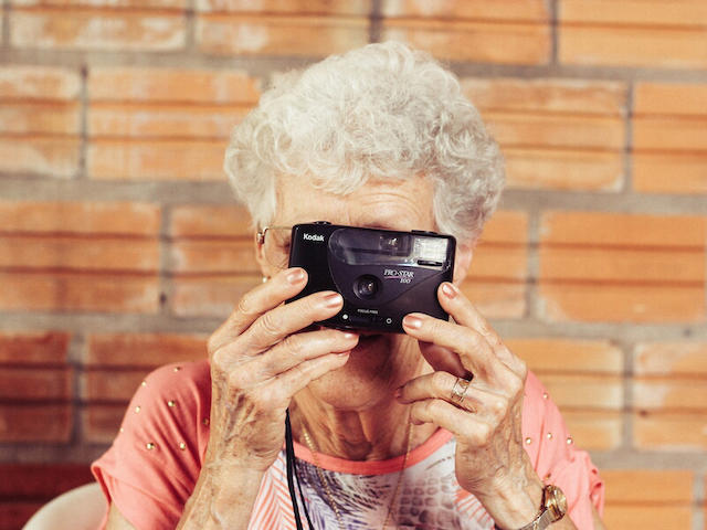 Eine ältere Frau macht ein Foto
